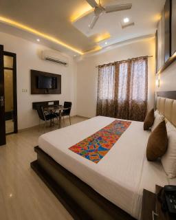 Hotel The Best Family Rooms- Near Taj - Fully AC - Hygiene Rooms - Affordable Stay - 2