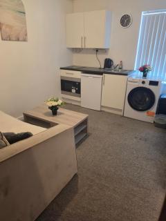 Elegant 1-BR Flat with Free Private Parking, Kitchen & Wi-Fi - 9