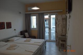 Renia Studios Standard studio overlooking the swimming pool - 0