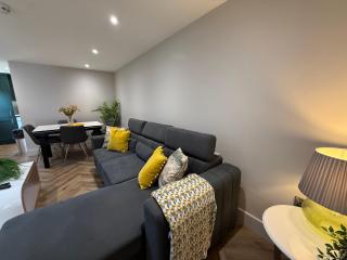 Modern 2BR Apt - Prime Portrush Location - Sleeps 5 - 8
