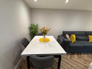 Modern 2BR Apt - Prime Portrush Location - Sleeps 5 - 5