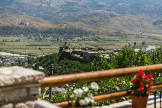 The Golden View Guesthouse - Gjirokastër - 9