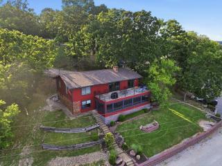 Family-Friendly Lakefront Home Near Shorty Pants Bar | 21 MM - 8