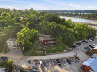 Family-Friendly Lakefront Home Near Shorty Pants Bar | 21 MM - 5