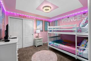 8BR Villa! Free Arcade, Pool, Spa Windsor Westside - 4