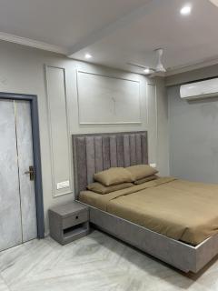 Spacious 4BHK Apartment Madhav Retreat - 4