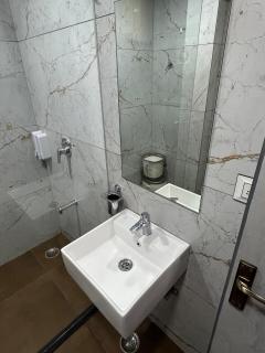 Spacious 4BHK Apartment Madhav Retreat - 1