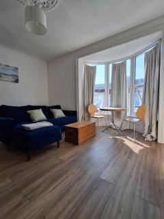 Bright Beach Flat - 4 Mins from the Sea - 8