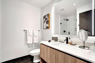 Miami 17th floor Studio w Kitchen City and Bay Views - 3