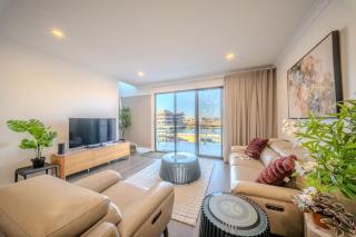 Koala Stay Harbour Waterfront Escape - New Port Pearl - 6