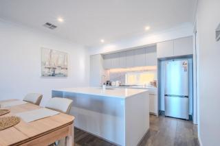 Koala Stay Harbour Waterfront Escape - New Port Pearl - 2