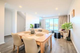 Koala Stay Harbour Waterfront Escape - New Port Pearl - 2