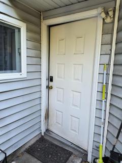Surrey Guest Home Near 88 Avenue - Free Parking - 8