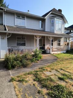 Surrey Guest Home Near 88 Avenue - Free Parking - 4