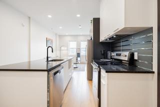 Modern 2 BR Apartment with private indoor parking - 9