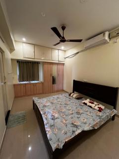 Modern 2BHK, AC, Wi-Fi, Free Parking near Ganga hospital and womens center - 1