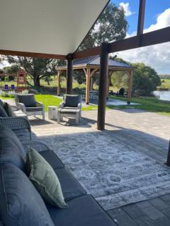 Family Farmhouse by the Lake - Wilyabrup - 8