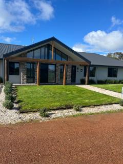 Family Farmhouse by the Lake - Wilyabrup - 0