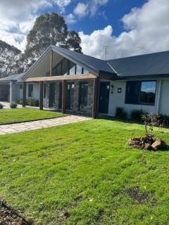 Family Farmhouse by the Lake - Wilyabrup - 9