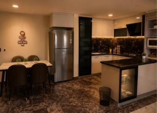 Cozy Casa-2BHK Apartment-Projector-Near Noida Sec62 - 9
