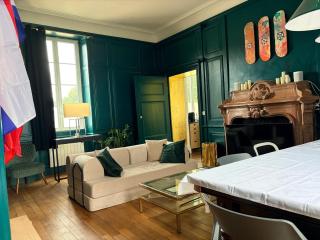 Entire Apartment in an 18th-Century Castle with Private Garden - 7