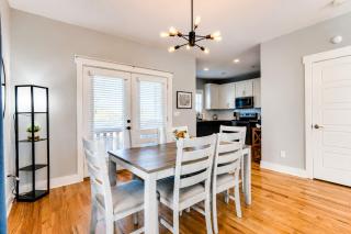 3 Bedroom Home- HUGE yard for pets 4 miles to Broadway - 7