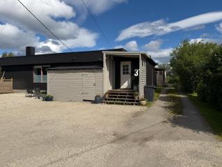 Main part of a detached house, 3 bedrooms, large parking area! - 9