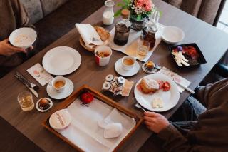 VIER Studios & Restaurant - 1