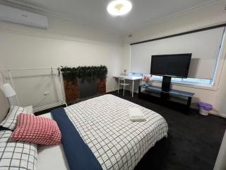 Affordable Comfy Rooms Near Trains with Free Parking in Noble Park - 7