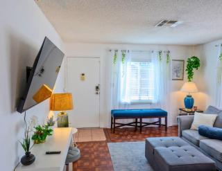 Stylish 3-Bedroom Las Vegas Getaway with Amenities - 1