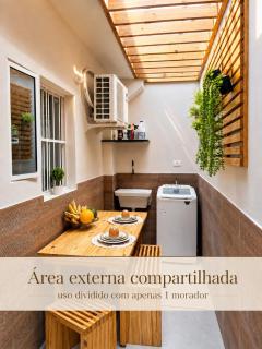 Quarto privativo com ar condicionado, tv e mesa de estudo - no centro do Recife - 120 metros da UNICAP - areas comuns compartilhadas - 1