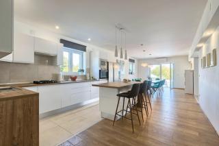 Villa Enigma BD 6 with pool ,Parking, BBQ, replax - 1