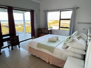 Spacious 3-Bedroom House Rental in Kei Mouth, South Africa - 2