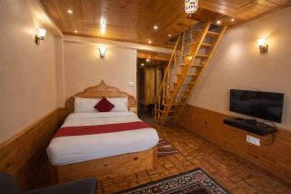 Hotel Hollywood Vibes #riverview #premium rooms #prime location #most awarded #parking #top rated #open terrace #lawn #best selling hotel in manali - 1