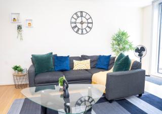 Modern Luxury City Centre Apartment Prime Location - 9