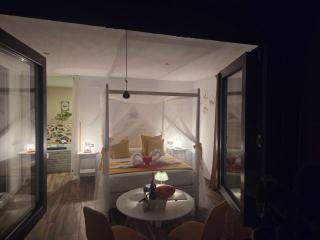 Habitación ideada para parejas con Jacuzzi, desayuno romántico y opción de cenas en su restaurante - 9