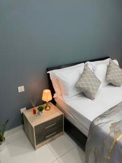 Studio Apartment on a Terrace by Skysuites - 1