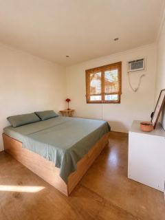 Surfer's Hideout - central two-storey HOUSE with garden & private balcony - 9