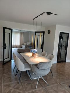 Charming Home Close to Attractions - 6