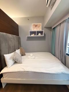Apartment in Air Residences, Makati with wifi, Netflix, pool, mall and more - 7