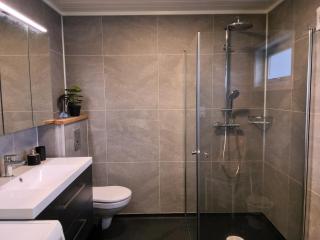 Modern 1BR City Centre Apt - Sleeps 4 - 7