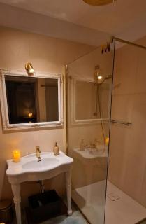 GLAMOUR VOX - Romantic Jacuzzi Escape - Cluj-Napoca - Near BT & Cluj Arena - 4