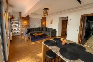 GuestPort No 3 Luxury Suite with Balcony, 2 Bathrooms - 7