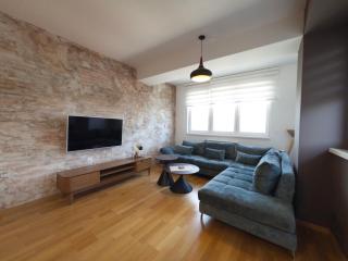 Tesla Apartment - Stay Like a Local - 2