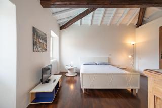 Traditional Piazza Home/Balcony/ Private Garden - 4