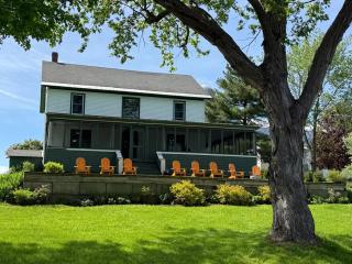 Lakefront Farmhouse for Family Gatherings - 0