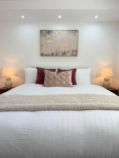 Luton 2BR House, Garden & 2 Private Parking - 0
