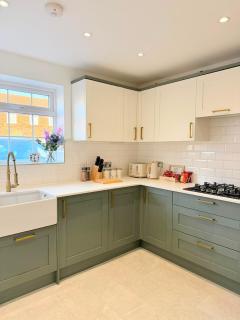 Luton 2BR House, Garden & 2 Private Parking - 9