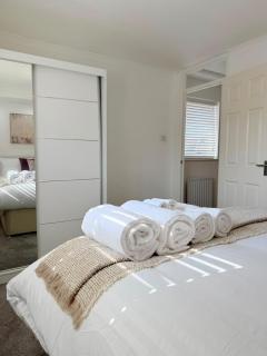 Luton 2BR House, Garden & 2 Private Parking - 8