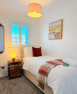 Luton 2BR House, Garden & 2 Private Parking - 6